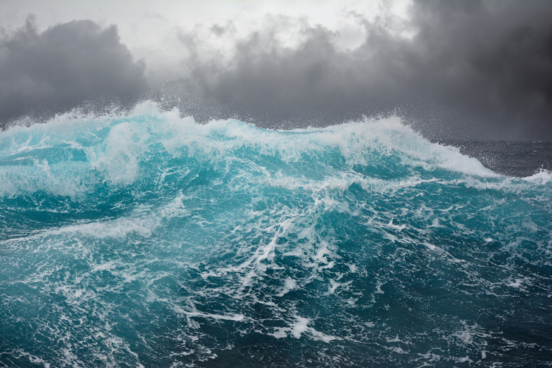 大海上激起的波浪景观摄影高清图片