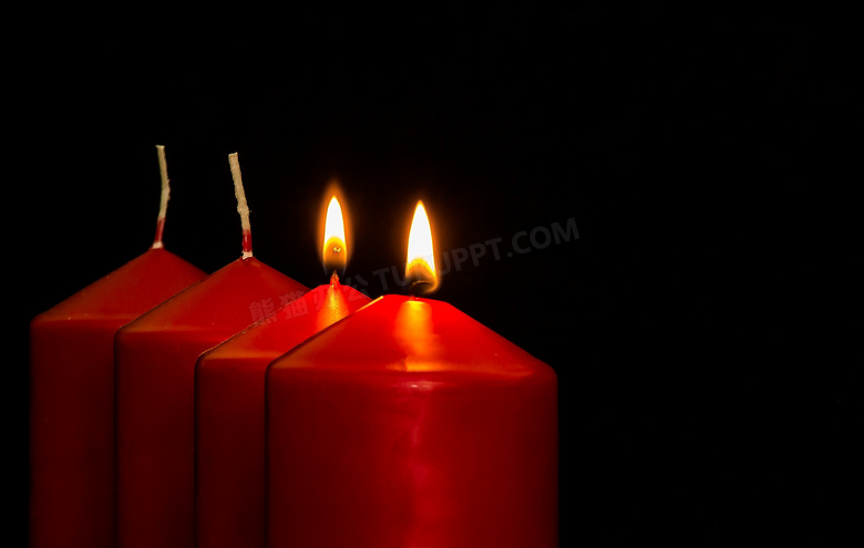 黑暗场景里的红色蜡烛摄影高清图片