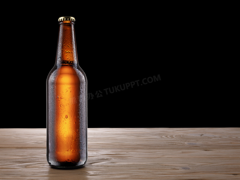 桌面上的一瓶冰镇啤酒摄影高清图片