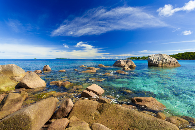 海边浅水区的岩石自然风光高清图片