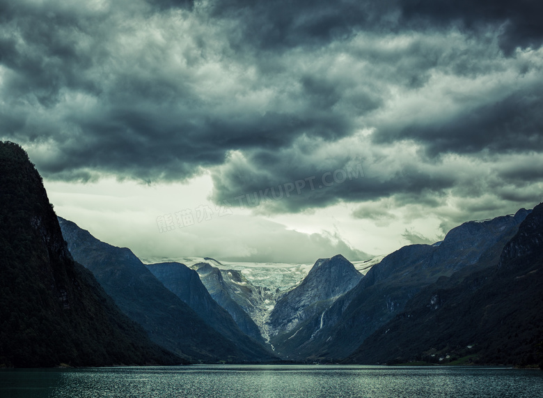 乌云笼罩下的湖光山色摄影高清图片