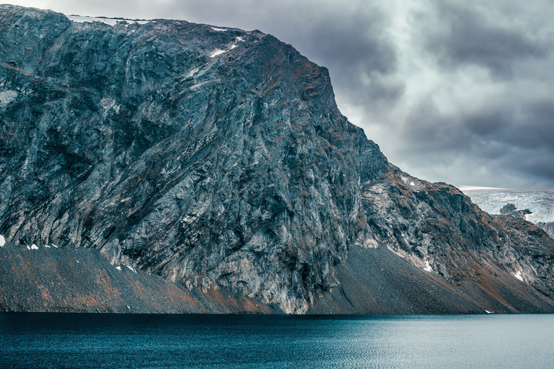 湖边险峻山峰自然风光摄影高清图片