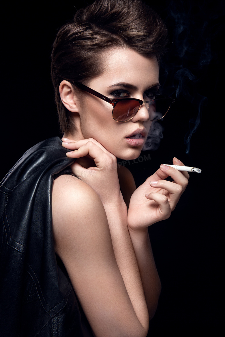 身披夹克在抽烟的美女摄影高清图片
