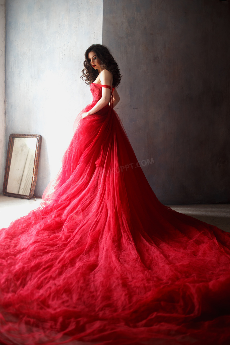 身穿红色拖尾裙的美女模特高清图片