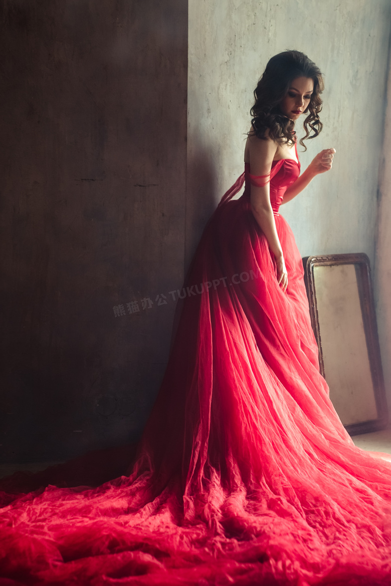 靠着墙的红色长裙美女摄影高清图片