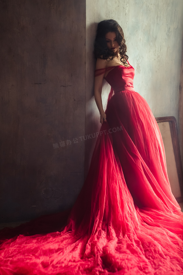 房间里的红色长裙美女摄影高清图片