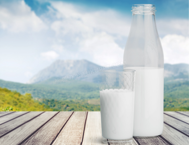 蓝天白云远山与新鲜的牛奶高清图片