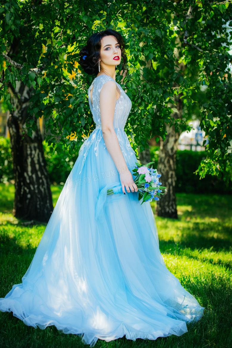 草坪上站着的长裙美女摄影高清图片