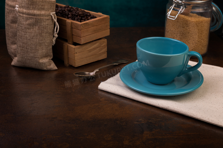 蓝色咖啡杯与麻袋咖啡豆等高清图片