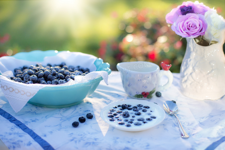 餐桌上的牛奶蓝莓特写摄影高清图片
