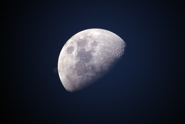 清晰看到陨石坑的月球摄影高清图片
