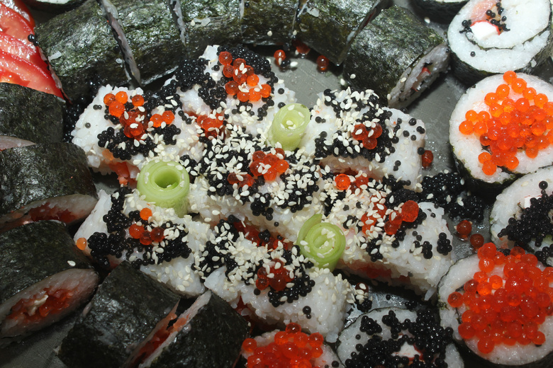 撒了芝麻的鱼子酱寿司摄影高清图片
