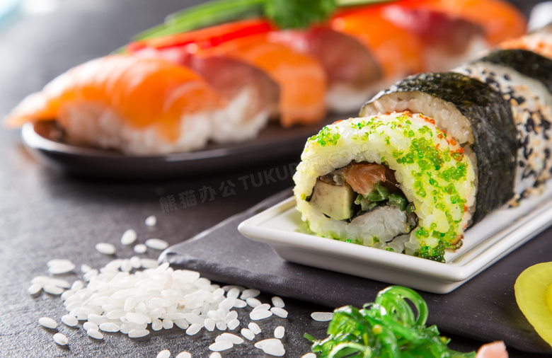 大米粒与三文鱼寿司等摄影高清图片