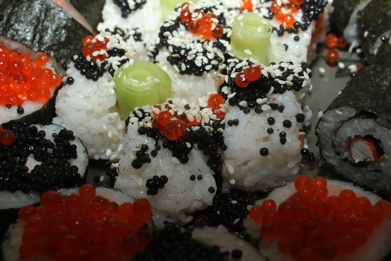 芝麻鱼子酱与寿司微距摄影高清图片