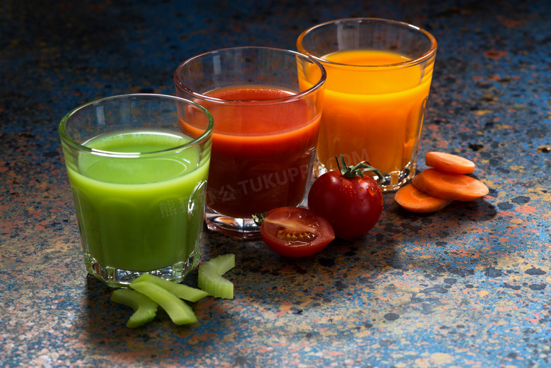 鲜榨的苦瓜汁与胡萝卜汁等高清图片