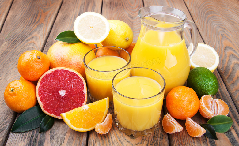 橙汁与切开的柚子与橙子等高清图片