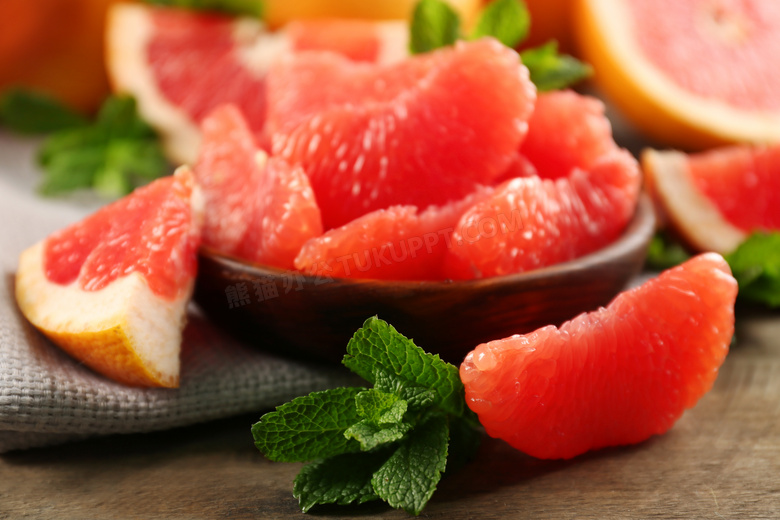 薄荷叶与红色的柚子肉摄影高清图片