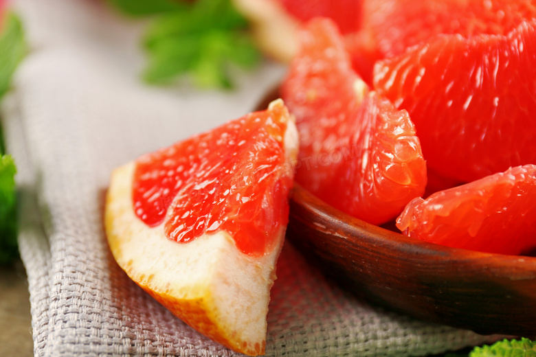 切开与剥好的蜜柚果肉摄影高清图片