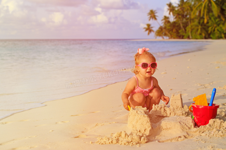 海边开心玩着沙子的小女孩高清图片