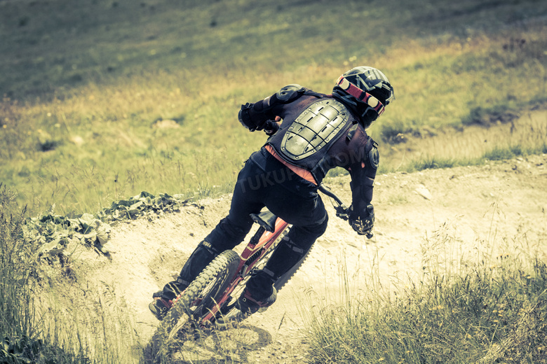 骑行在山野的自行车手摄影高清图片