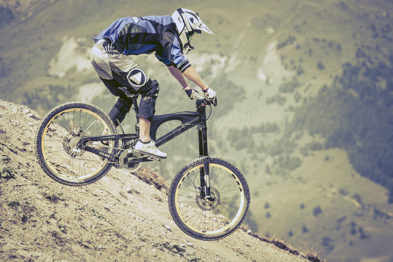 陡峭山坡俯冲下的自行车手高清图片