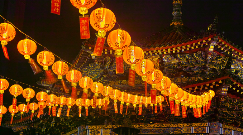 夜晚灯笼装饰的横滨妈祖庙高清图片