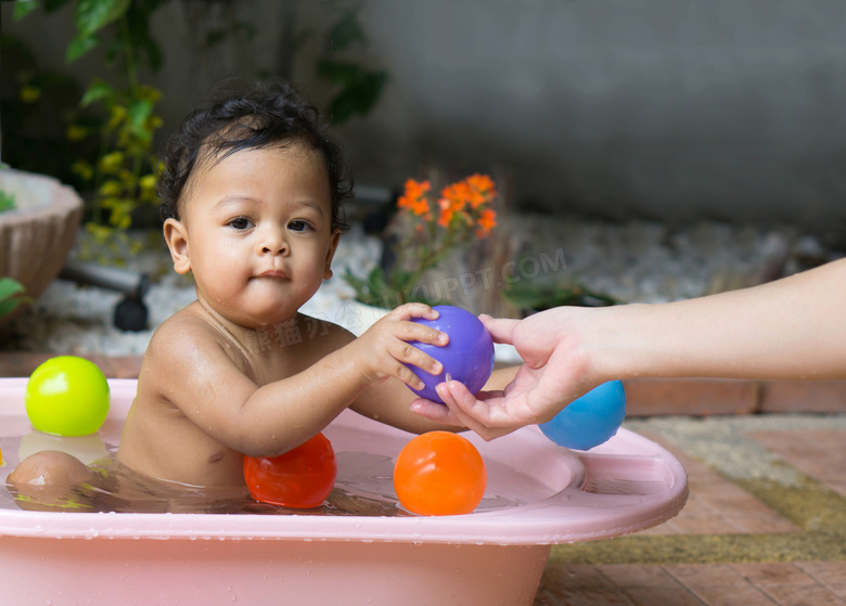 边玩海洋球变洗澡的小宝宝高清图片
