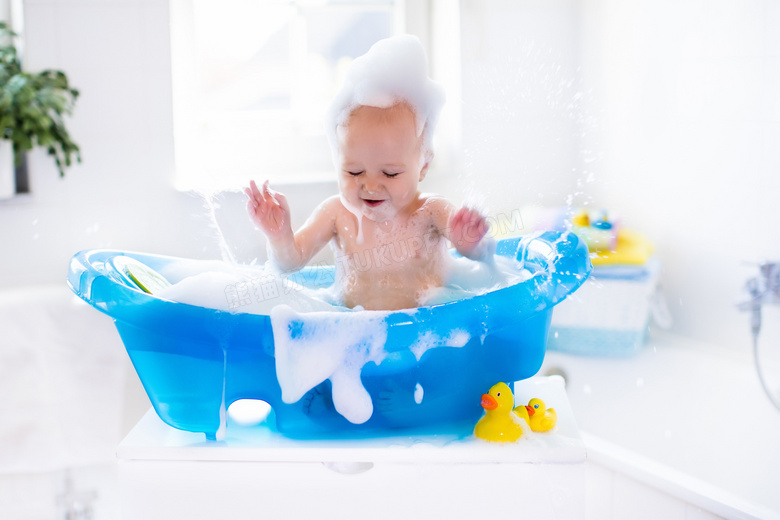 洗澡时玩泡泡的小宝宝摄影高清图片