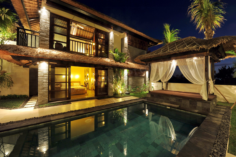 带游泳池的东南亚风情建筑夜景图片