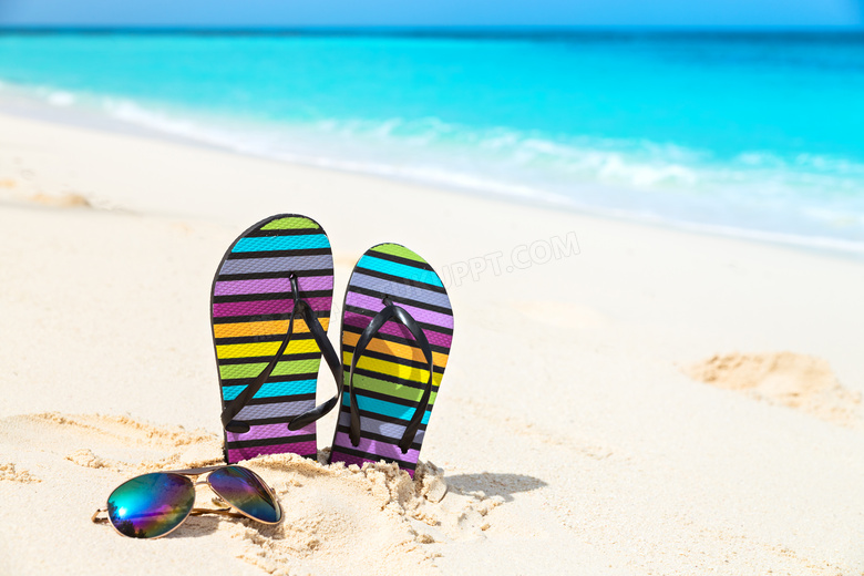 沙滩上的墨镜与炫彩拖鞋等高清图片