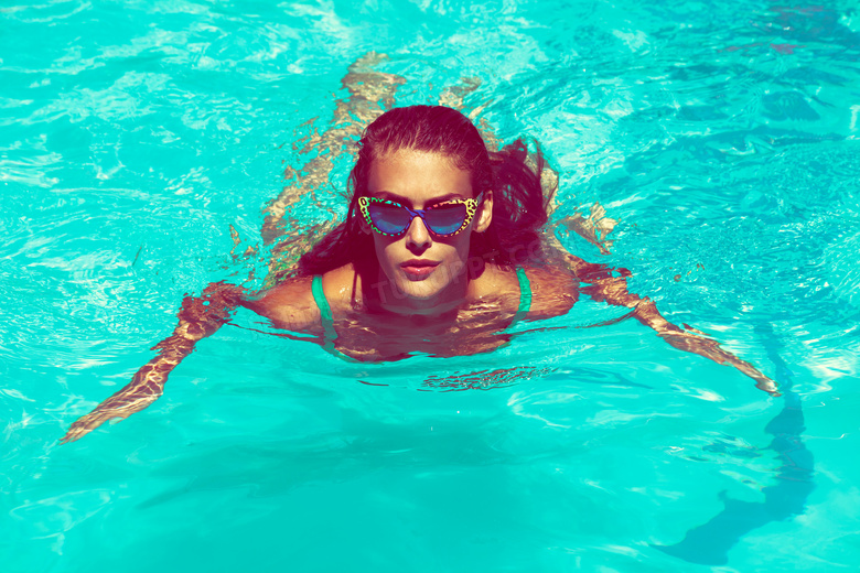 在游泳池中畅游的美女摄影高清图片