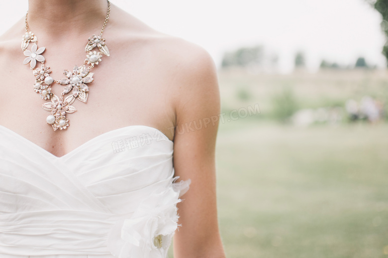 戴项链的婚纱新娘特写摄影高清图片