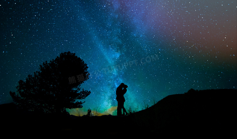 情侣与繁星点点的天空摄影高清图片