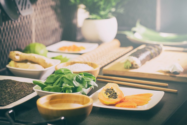 日式料理店内餐桌上的美食高清图片