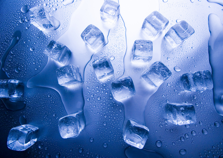 常温状态下融化的冰块摄影高清图片