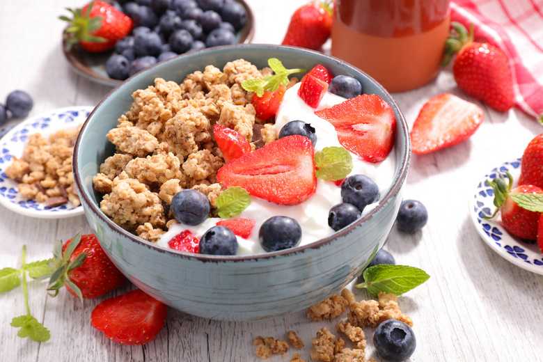 草莓蓝莓与果汁等早餐摄影高清图片