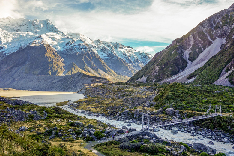 大山之中的美丽桥梁摄影图片