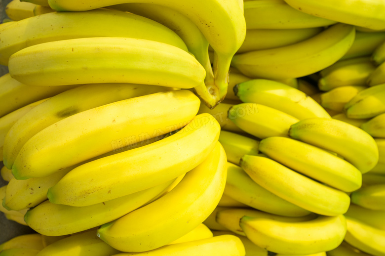 堆放在一起的新鲜香蕉摄影高清图片