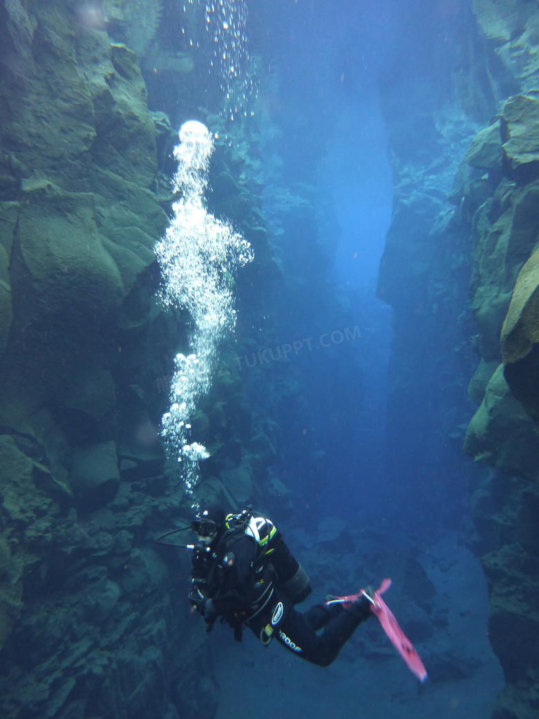 下潜到深海底的潜水员摄影高清图片