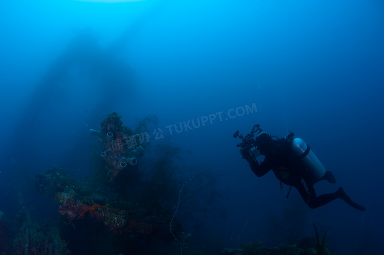 探寻未知海底世界的潜水员高清图片