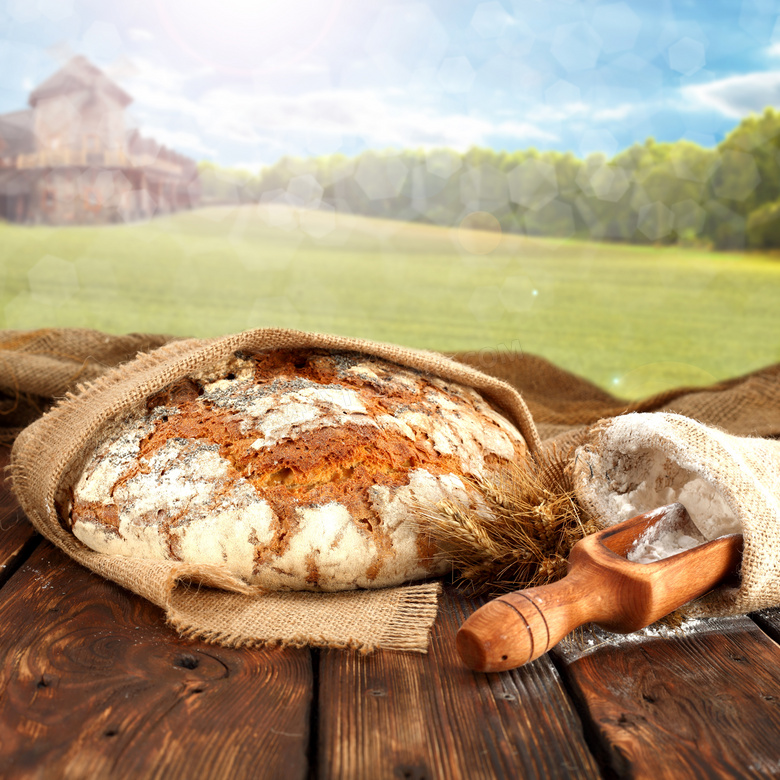 全麦面包与麻袋里的面粉等高清图片