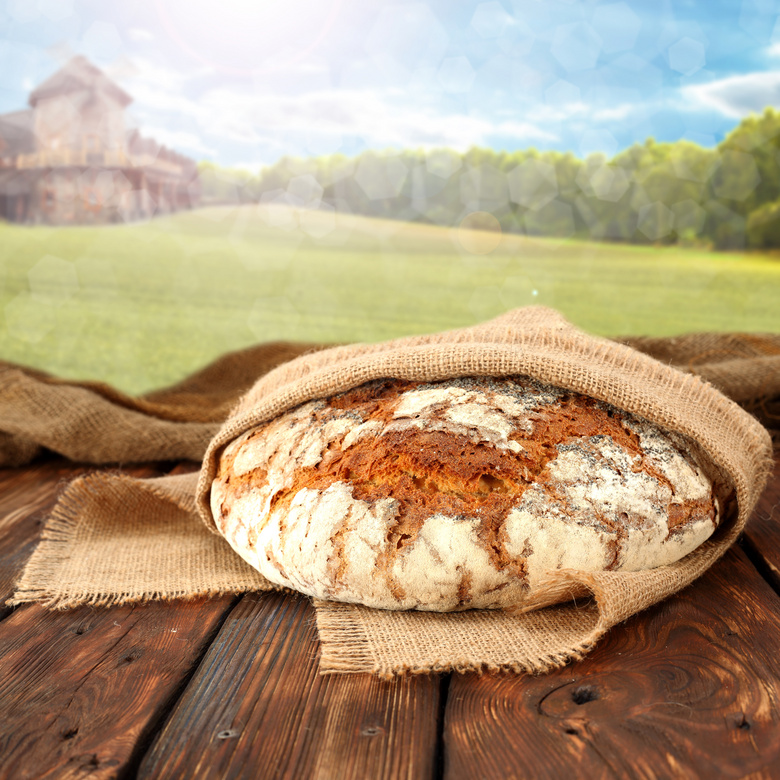 麻袋包裹着的面包特写摄影高清图片