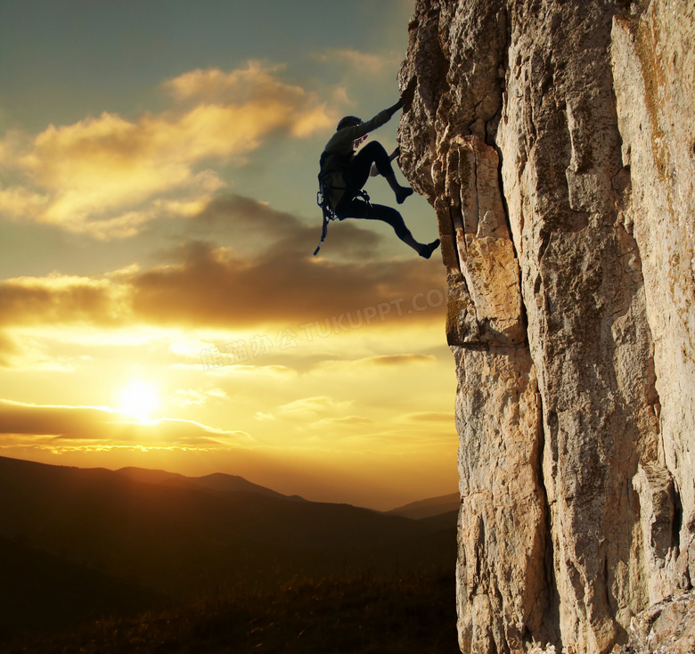 山峦夕阳与登山人物等剪影高清图片