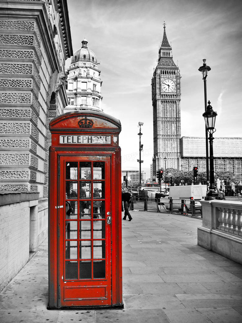 红色电话亭与黑白效果城市风光图片