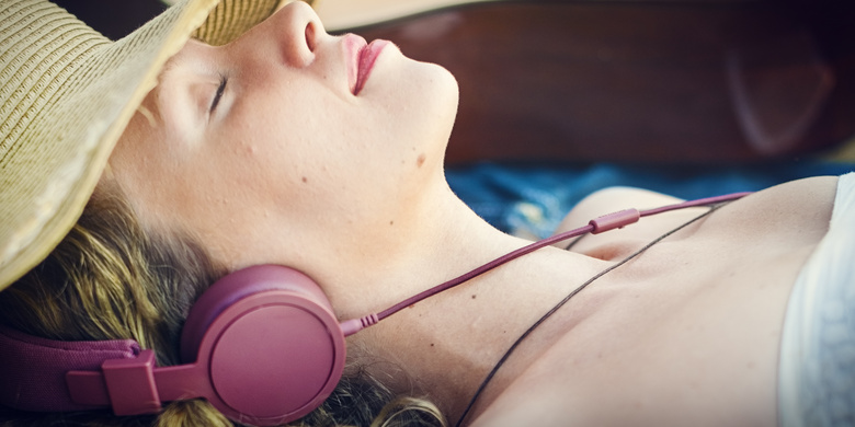 戴着耳机听音乐入睡的美女高清图片