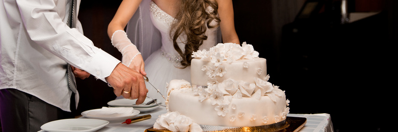 在与新郎一起切蛋糕的新娘高清图片