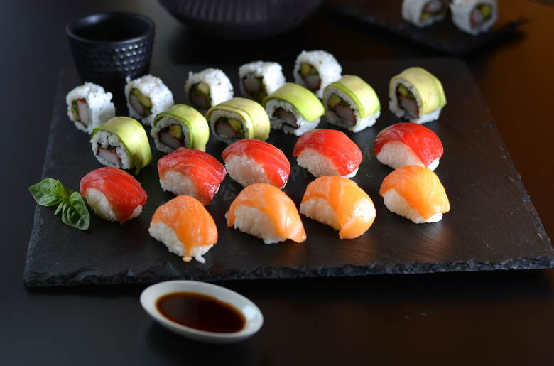 摆放整齐的美味寿司等摄影高清图片