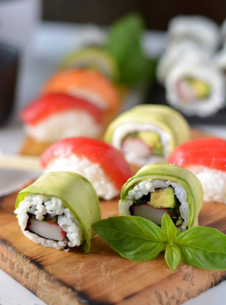 砧板上放着的寿司美食摄影高清图片