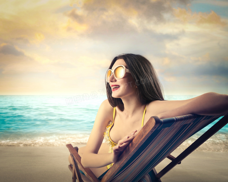 沙滩躺椅上的墨镜美女摄影高清图片