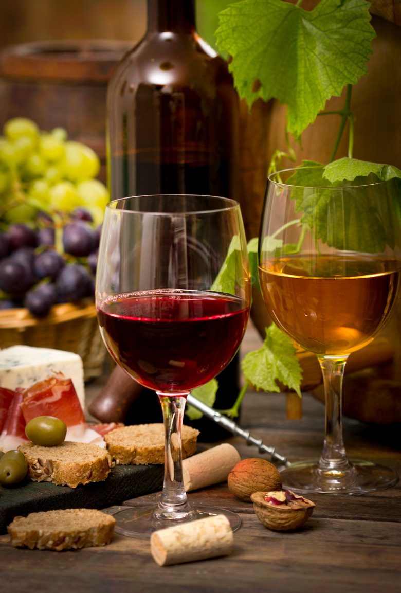 红酒杯与新鲜的葡萄等摄影高清图片